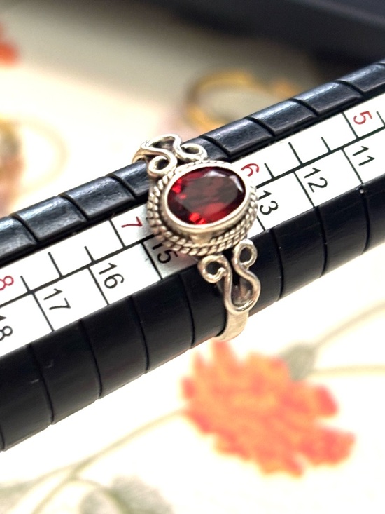 Sterling Silver Garnet-Red Oval Ring size 6
